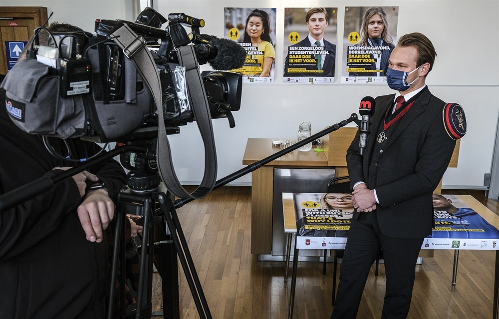 “Als we ons nu goed gedragen, kunnen we straks weer samen borrelen”